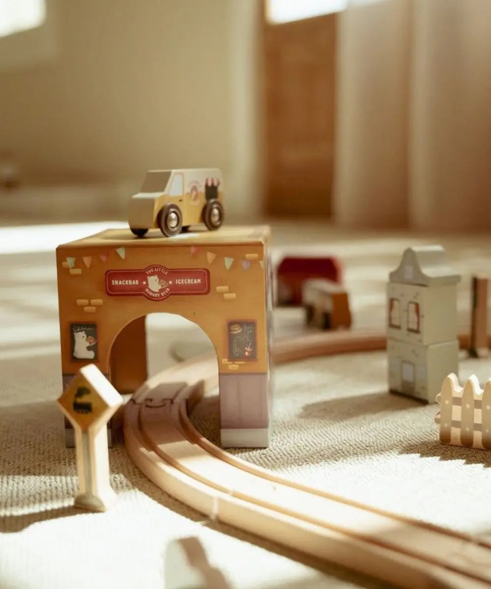 Cubes a empiler et voitures en bois fsc little dutch illustres avec garages et petits vehicules.