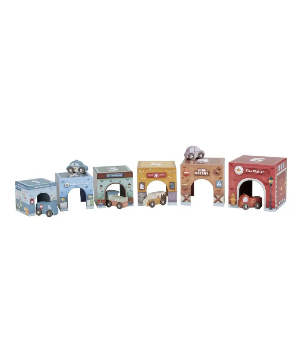 Cubes a empiler et voitures en bois fsc little dutch illustres avec garages et petits vehicules.
