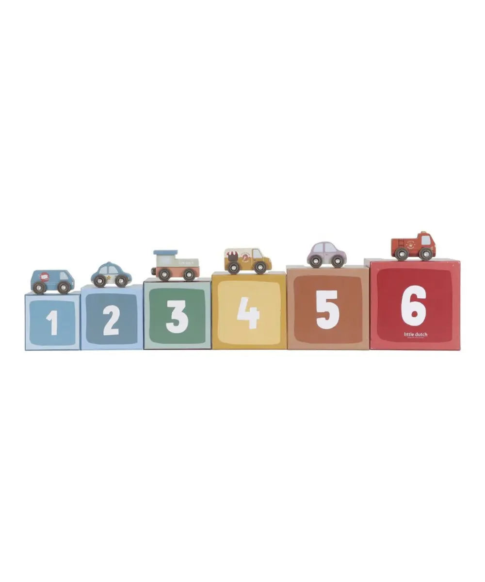 Cubes a empiler et voitures en bois fsc little dutch illustres avec garages et petits vehicules.