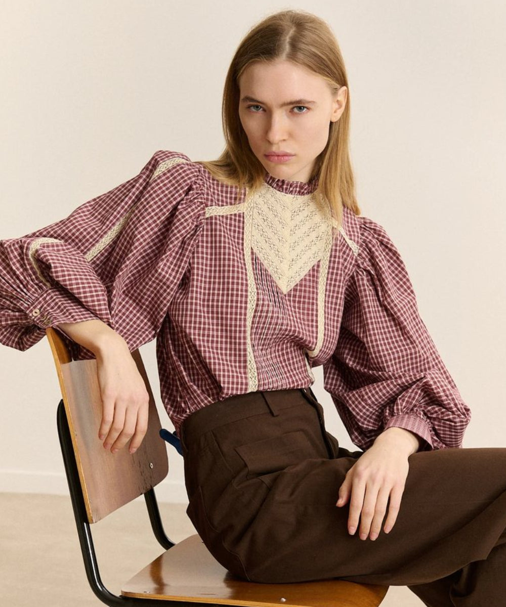Blouse à carreaux Bella Grenat Garance Paris portée assise