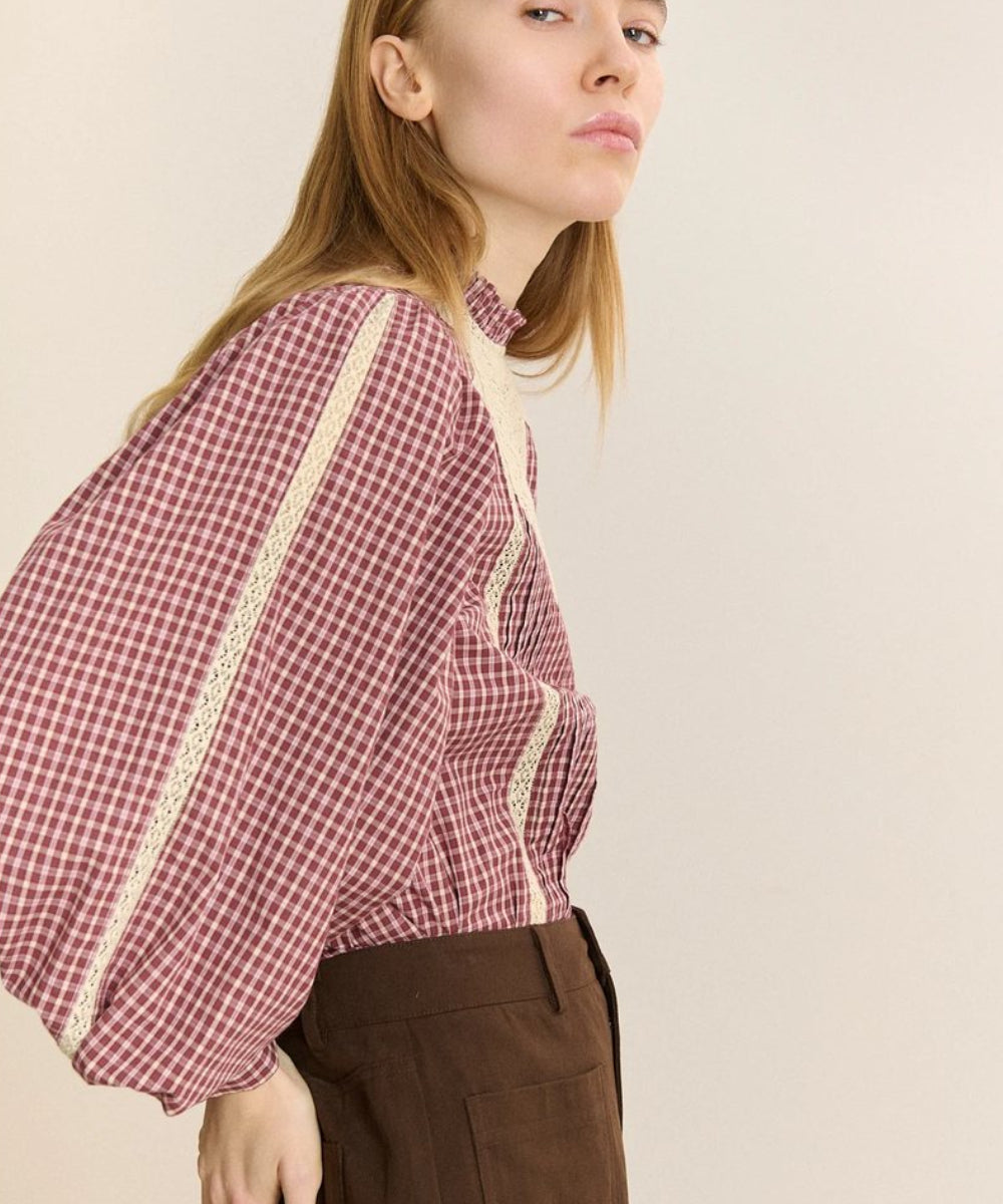 Coupe ample de la blouse Bella Grenat Garance Paris vue de profil