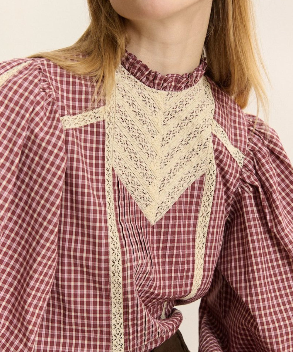 Détail du col mao et de la dentelle de la blouse Bella Grenat