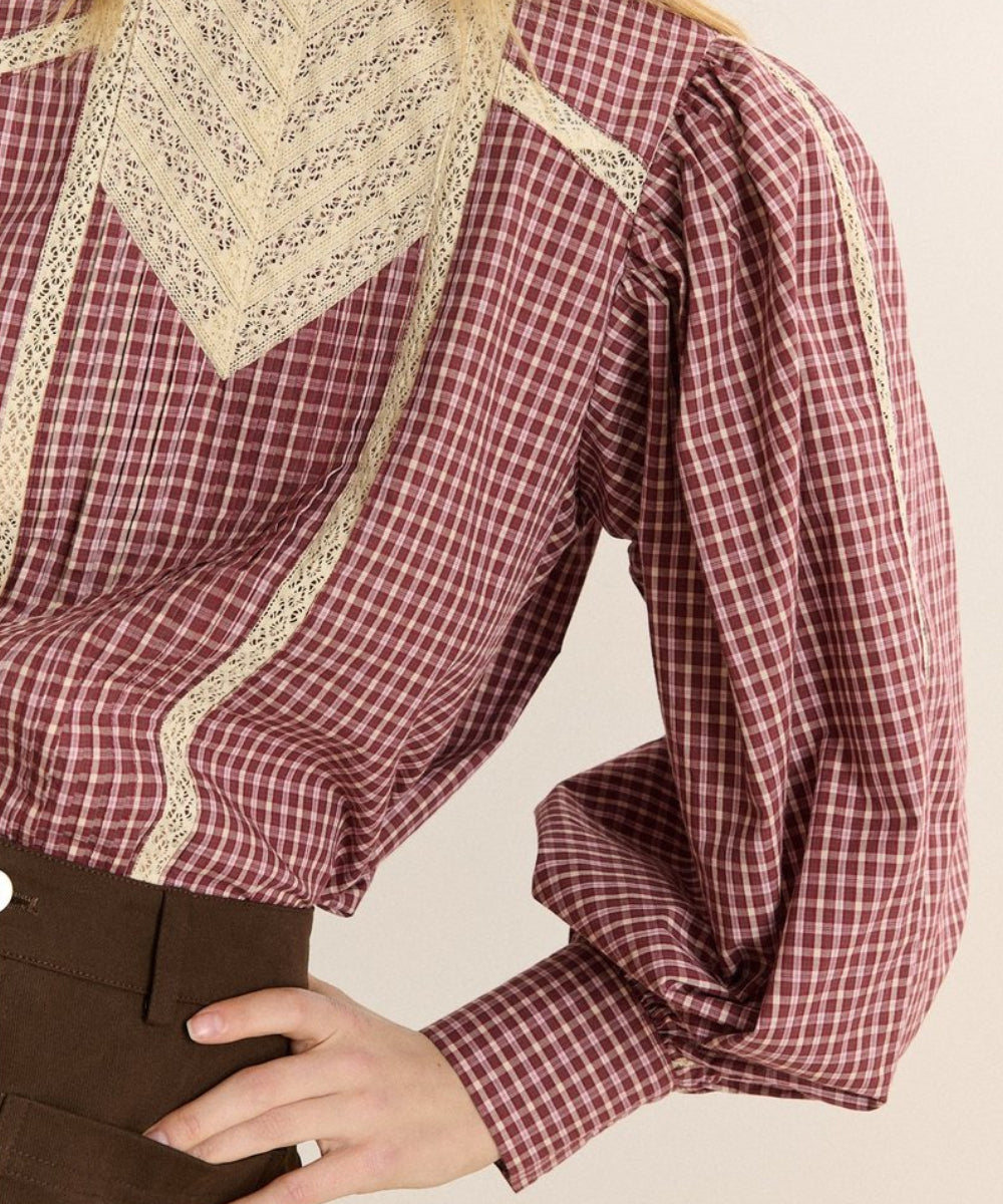 Détail des carreaux et fronces de la blouse Bella Grenat
