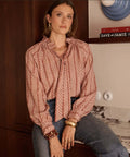 Blouse Jacinthe vieux rose à pois portée avec un jean