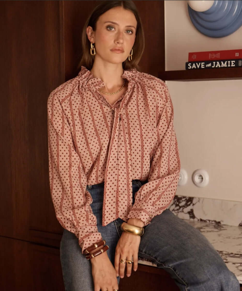 Blouse Jacinthe vieux rose à pois portée avec un jean