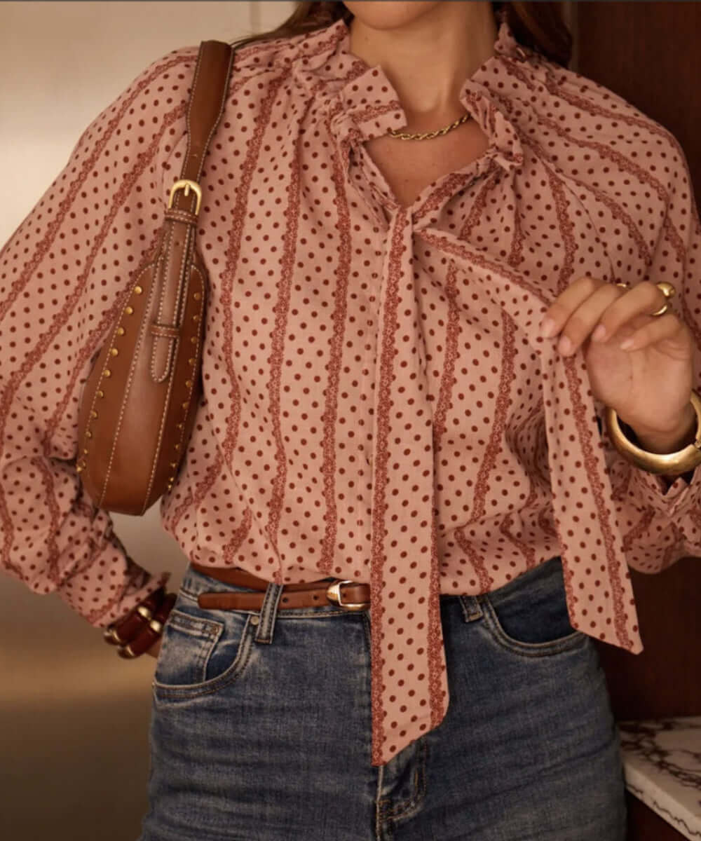 Détail du col à nouer de la blouse Jacinthe vieux rose