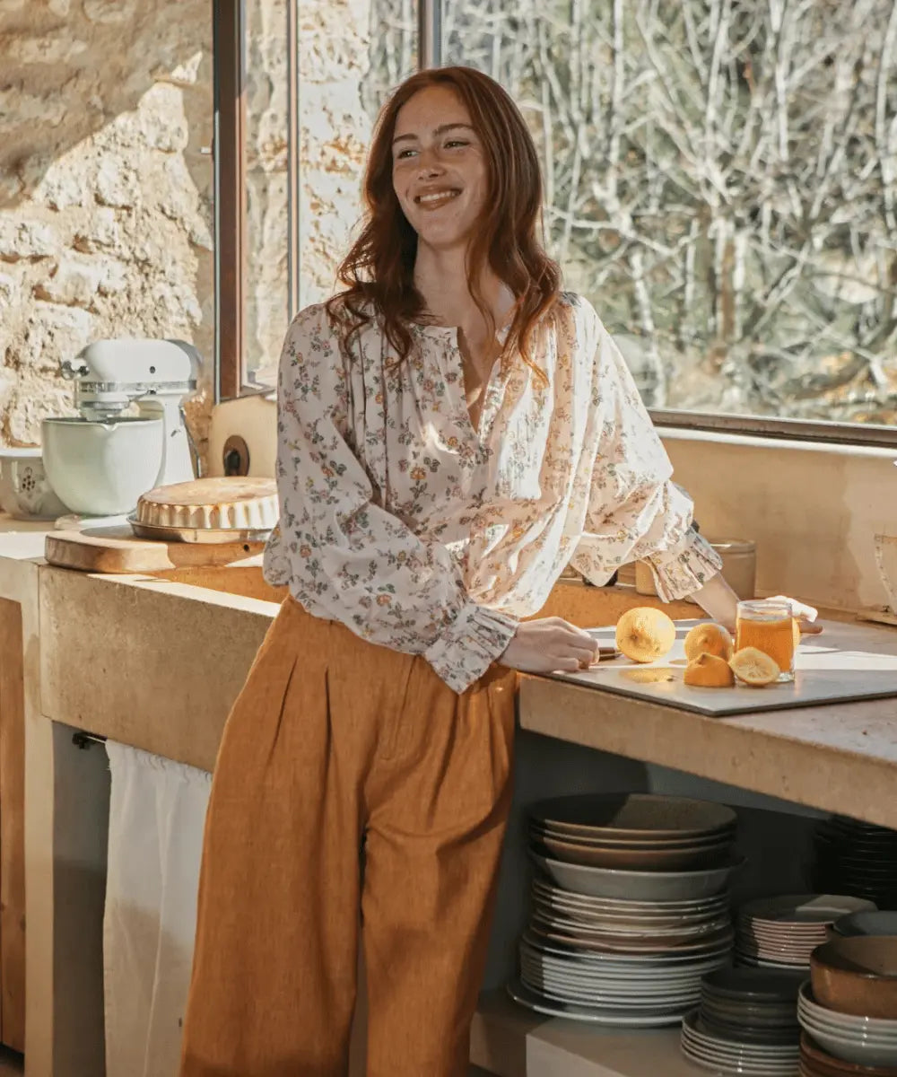 Blouse ample Rosier en coton biologique de Emile et Ida portée par une femme