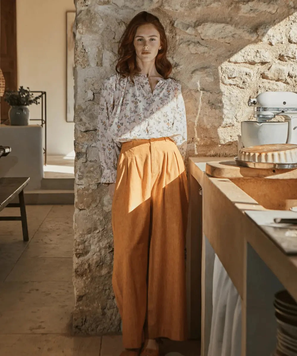 Blouse ample Rosier en coton biologique de Emile et Ida portée par une femme