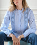Blouse Antonio Rayures bleues et blanches portée par une femme