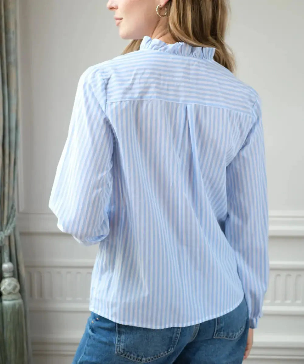 Blouse Antonio Rayures bleues et blanches portée par une femme et vue de dos