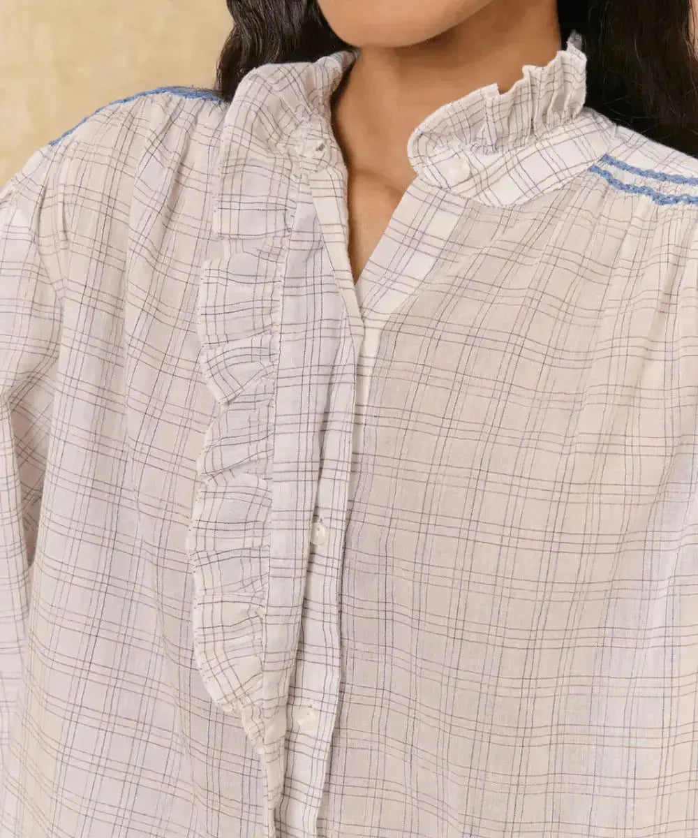 Zoom sur le col volanté de la blouse Cora de Louise MIsha