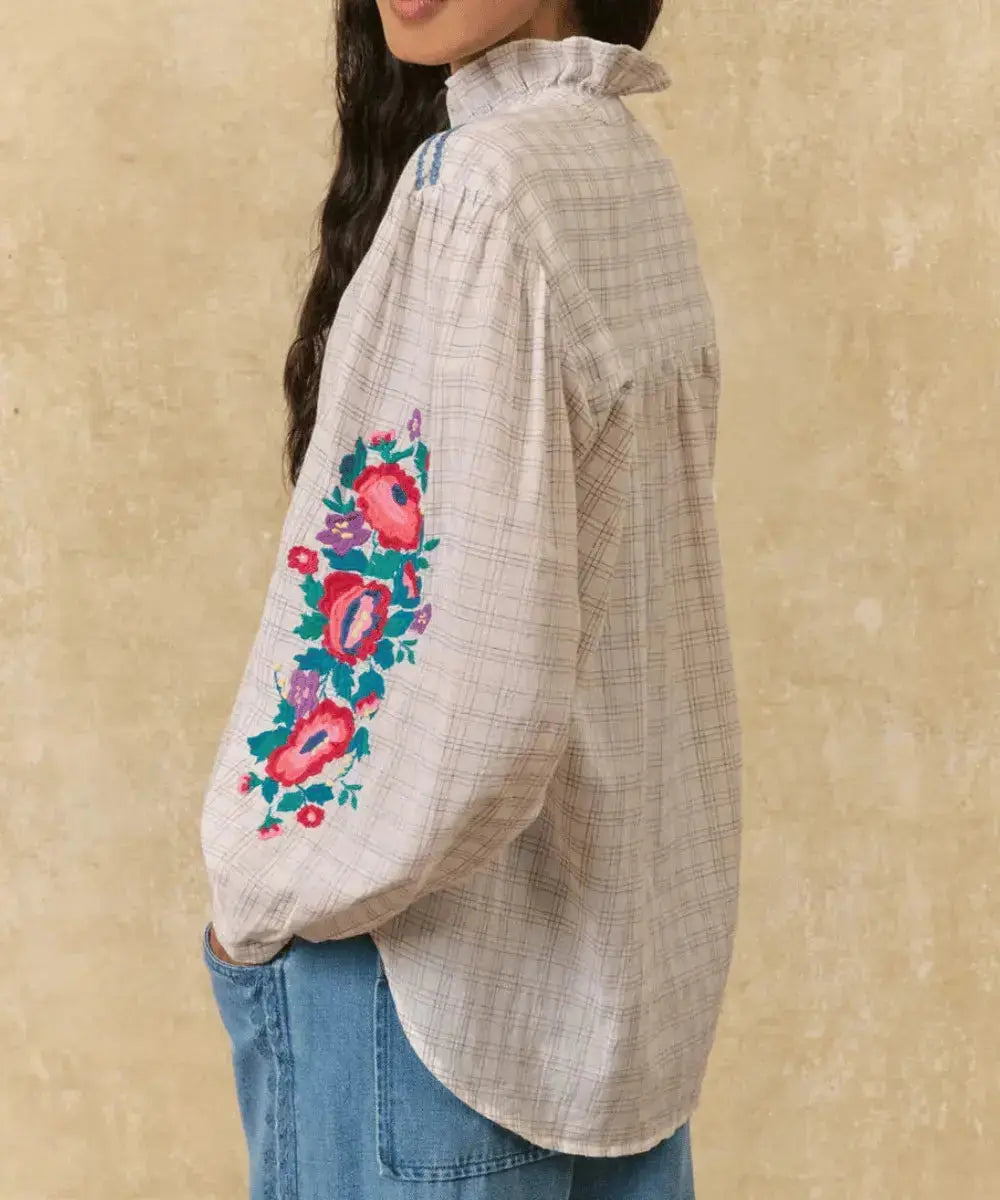 Zoom sur les broderies fleurs présentent sur les manches de la blouse Cora de la marque Louise Misha