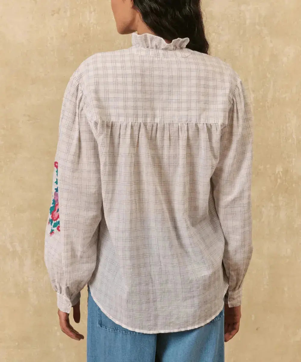 Vue du dos de la blouse brodée Cora de Louise Misha