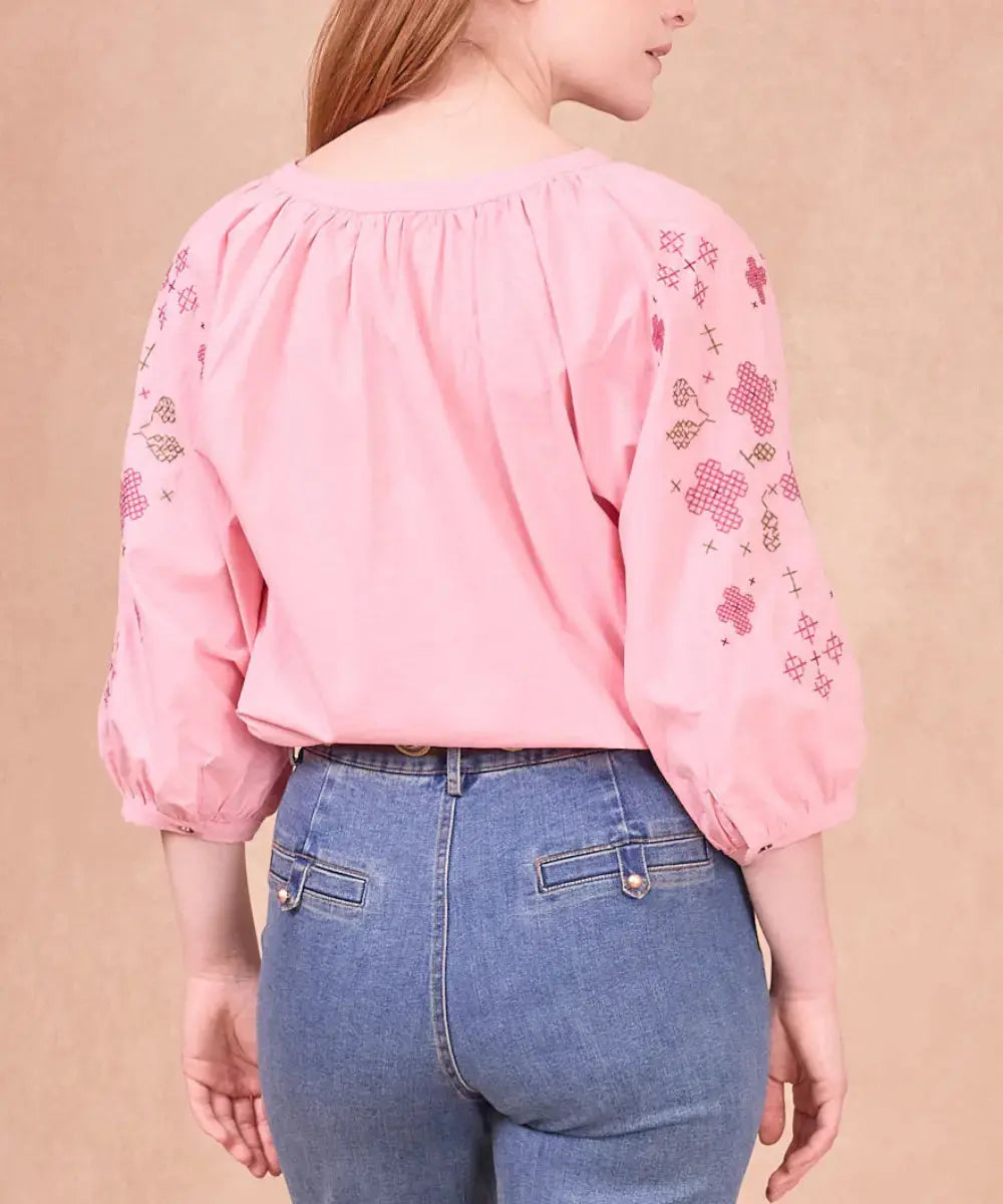 Photo portée et vue de dos de la blouse Spinoza rose de la marque Calie Paris