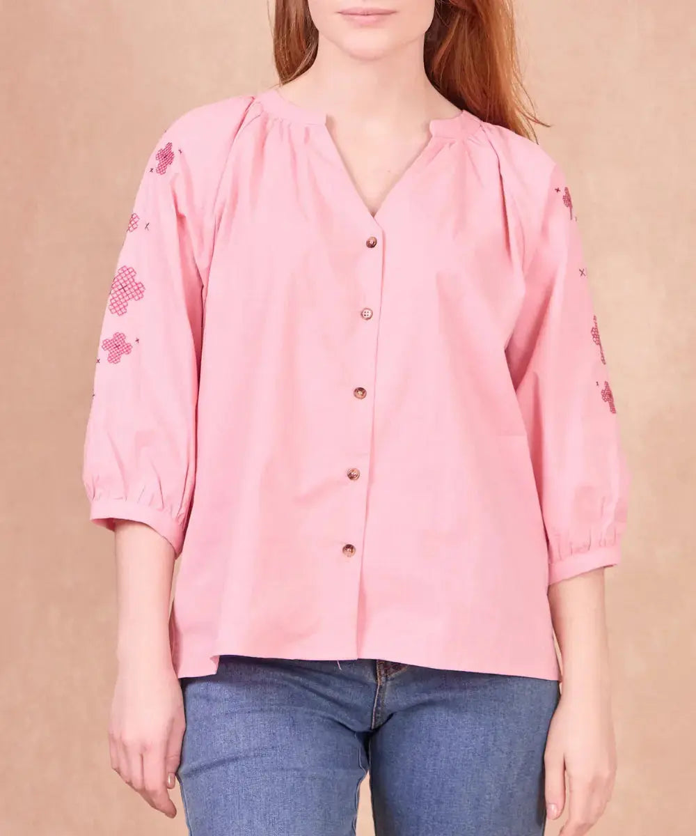 Photo portée de la blouse Spinoza rose de Calie Paris