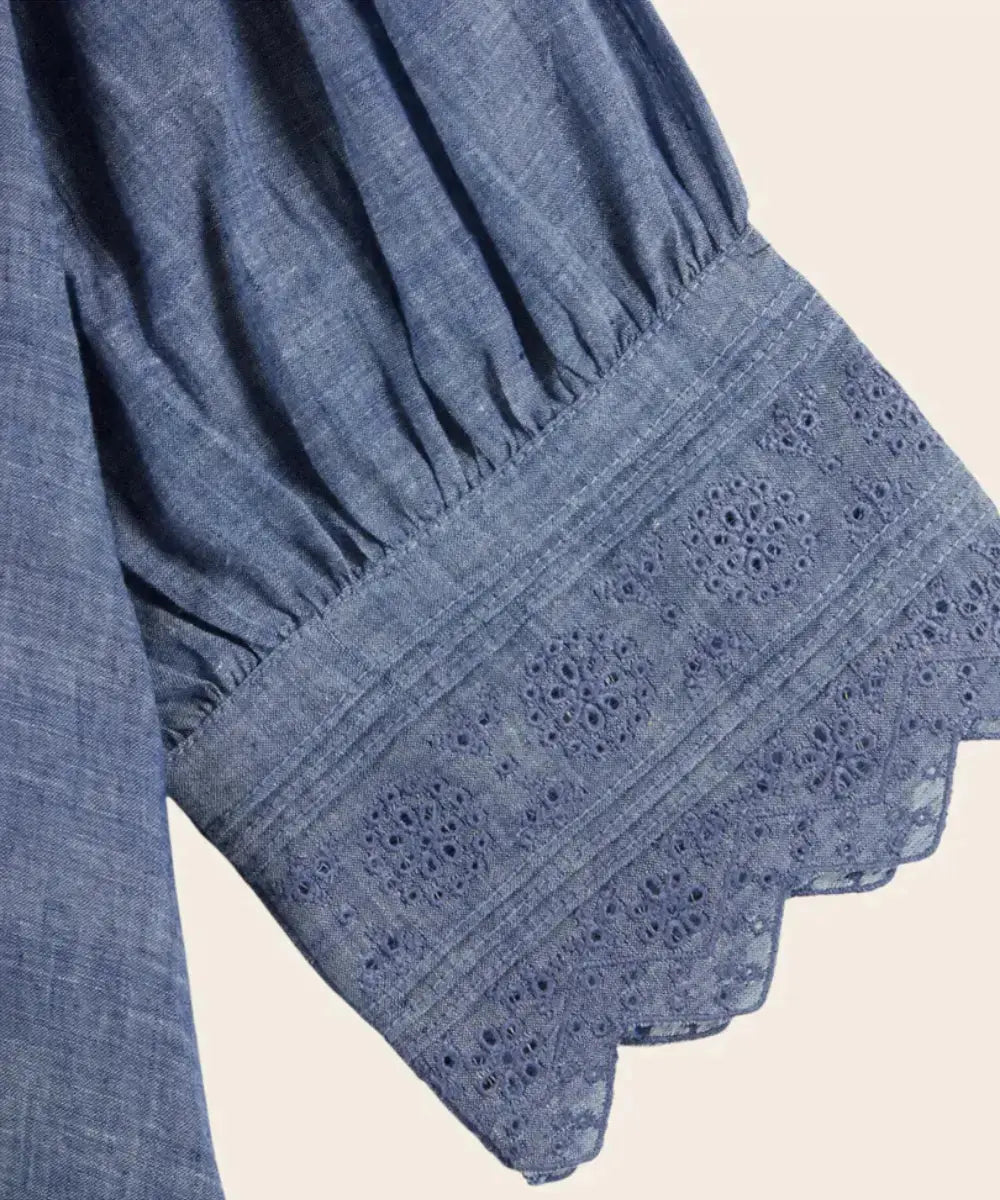 Détails de la manche de la Blouse Broderies Anglaises Chambray de la marque française Emile et Ida