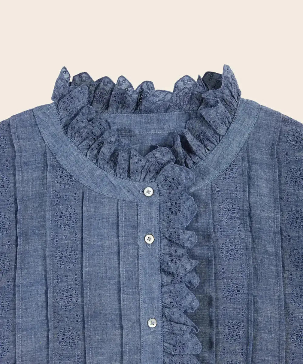Détail du col en broderies anglaises de la marque Emile et Ida