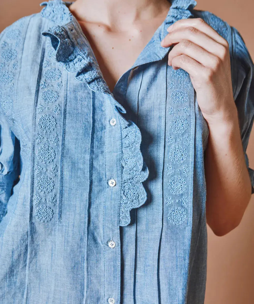 Femme portant la Blouse Broderies Anglaises Chambray de la marque française Emile et Ida