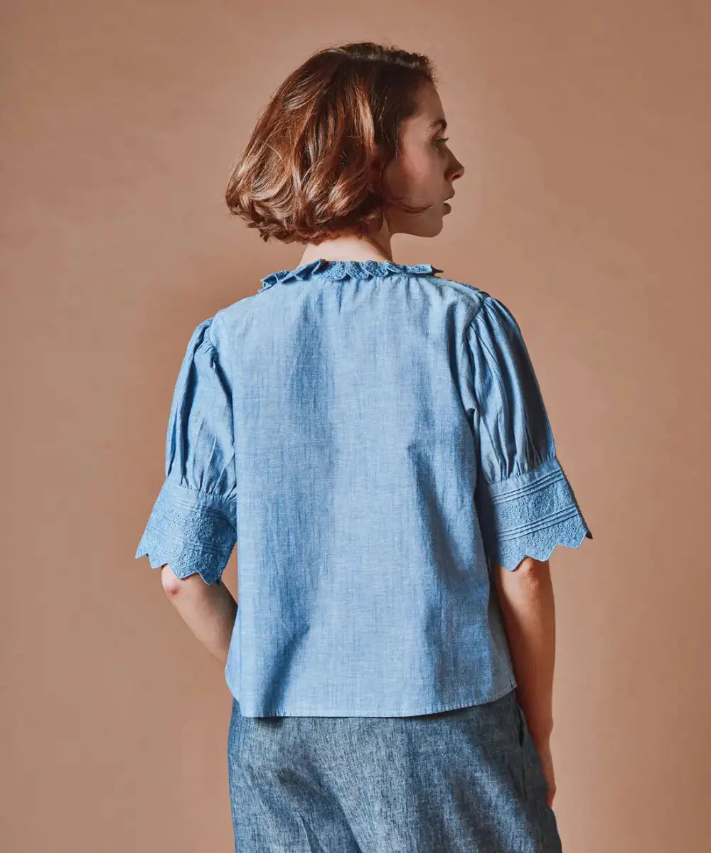Femme portant la Blouse Broderies Anglaises Chambray de la marque française Emile et Ida et vue de dos