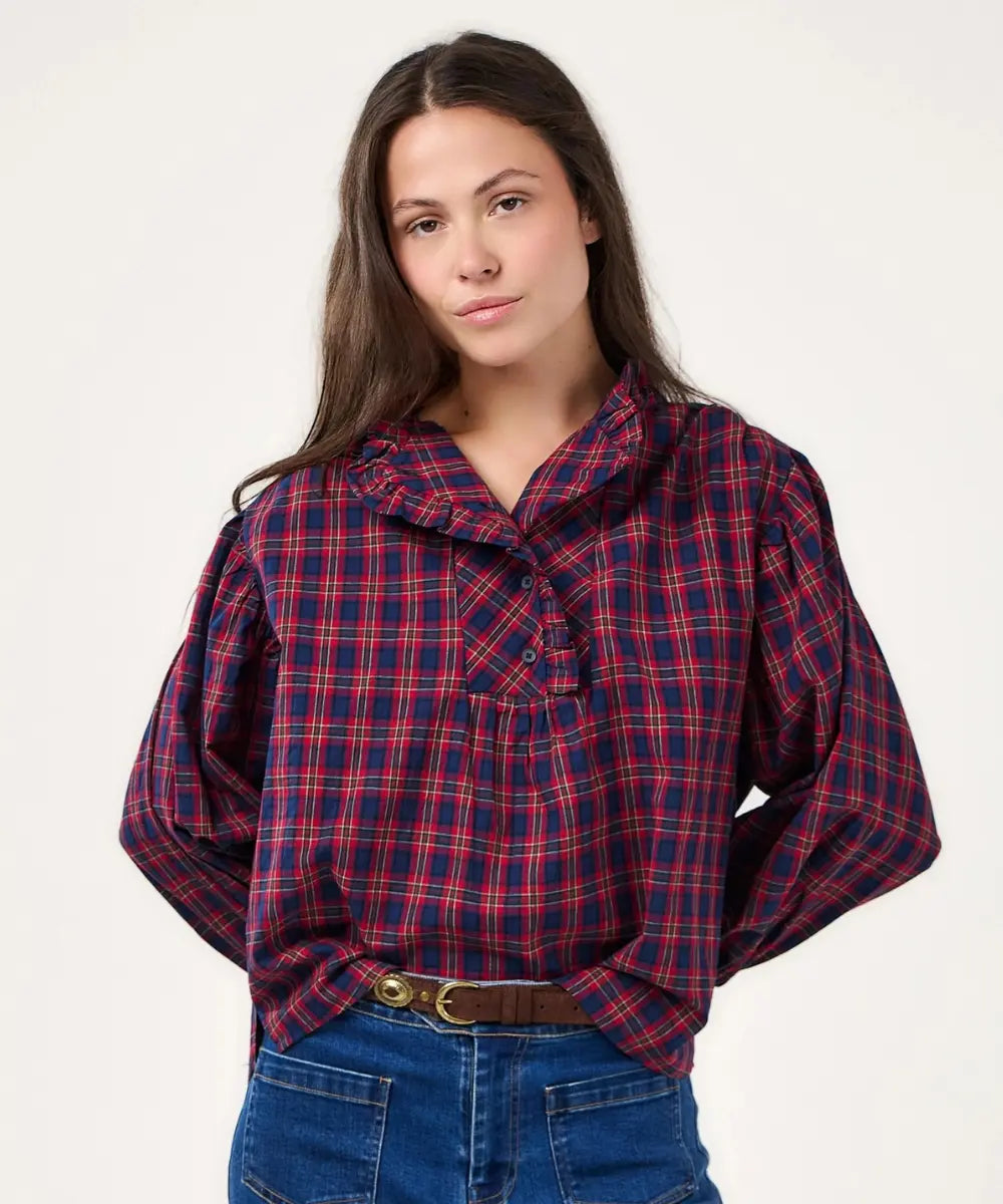 Blouse ample en coton tartan rouge et marine celeste avec col montant a volants et manches bouffantes.