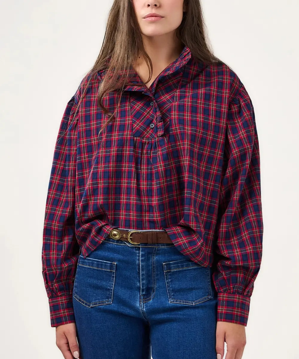 Blouse ample en coton tartan rouge et marine celeste avec col montant a volants et manches bouffantes.
