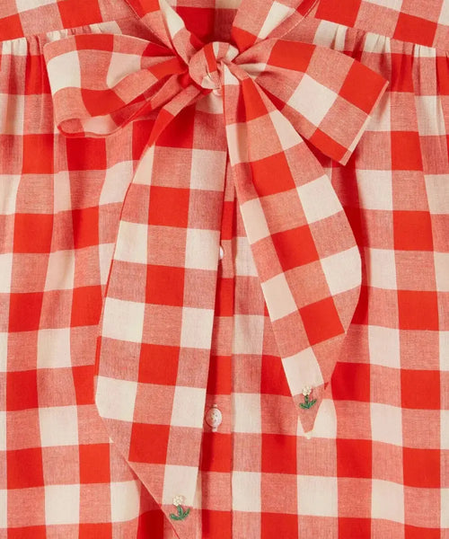 Zoom sur le joli tissu Vichy Rouge de la blouse Emile et Ida