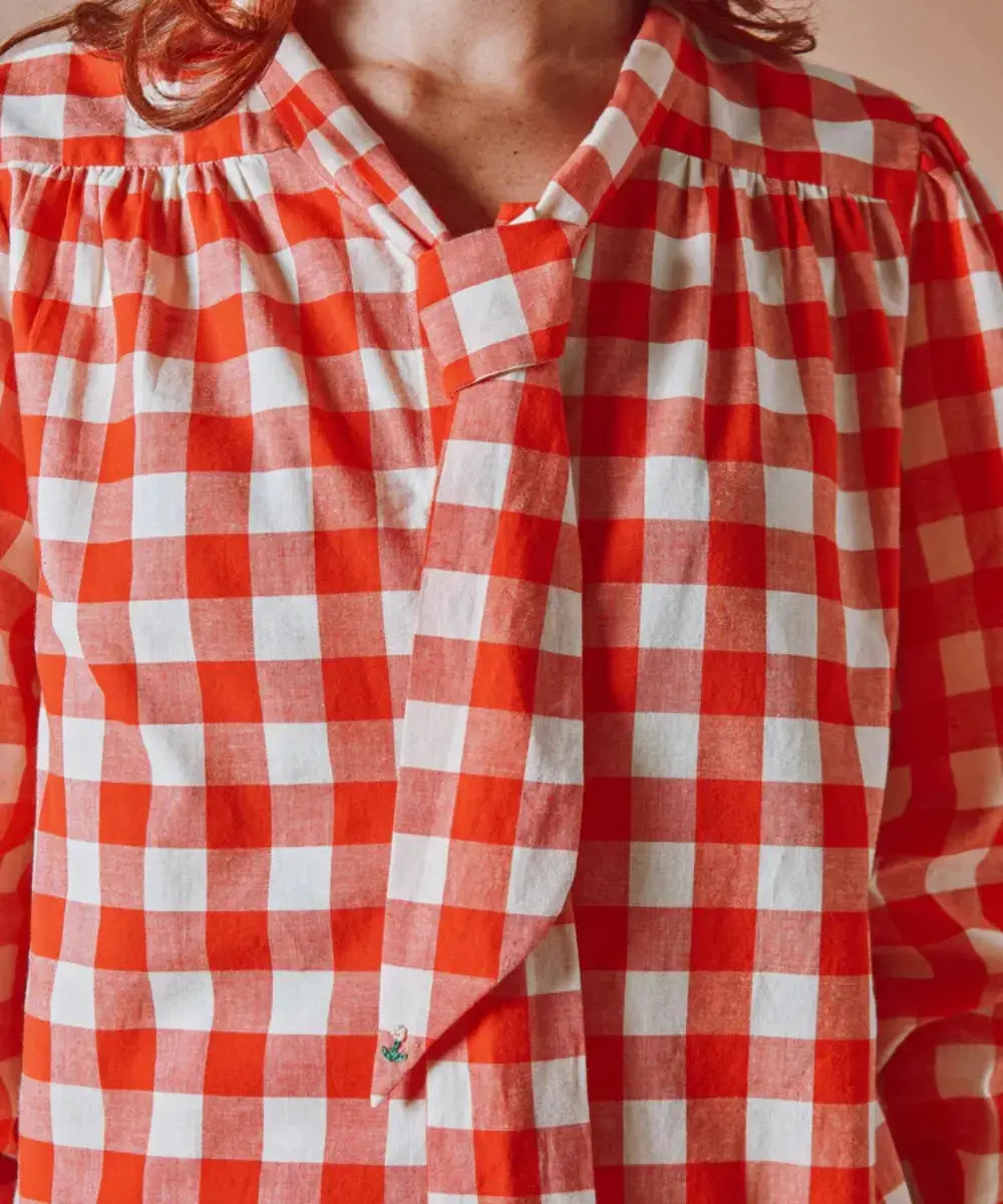 Photo portée de la blouse Vichy Rouge de la marque Emile et Ida