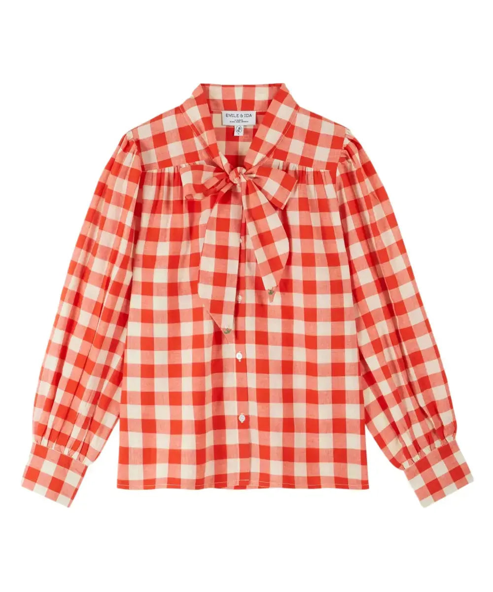 Photo sur fond blanc de la blouse Col Lavallière en vichy rouge de la marque Emile et Ida