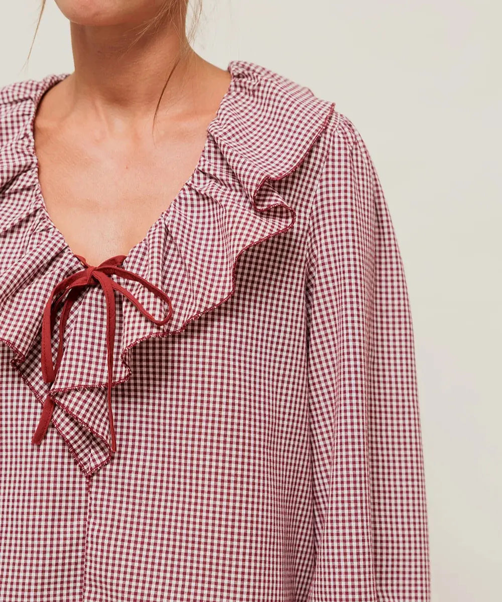 Blouse daryna a carreaux vichy avec grand col froufrou plisse et lien a nouer