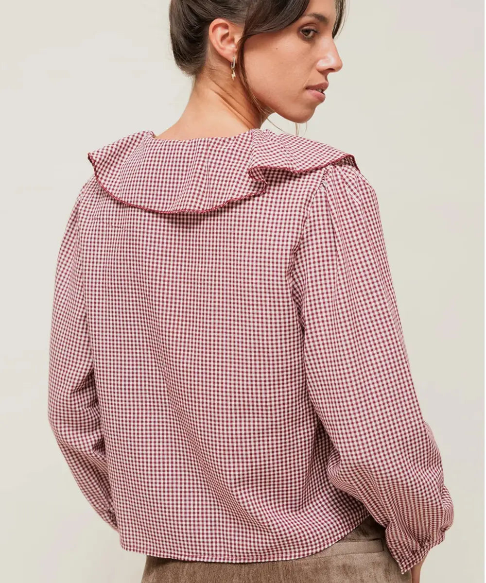 Blouse daryna a carreaux vichy avec grand col froufrou plisse et lien a nouer