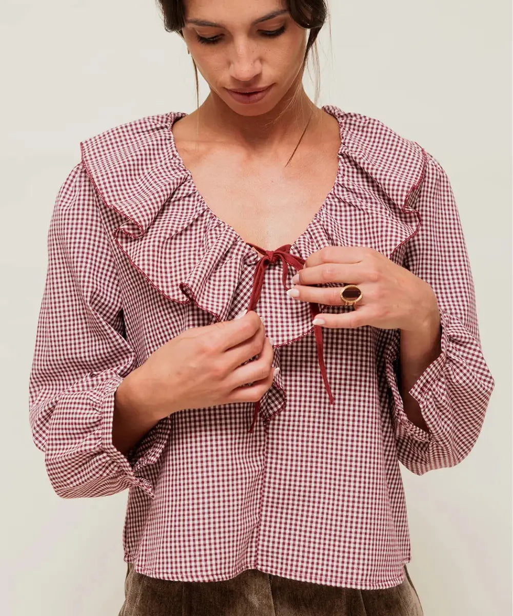 Blouse daryna a carreaux vichy avec grand col froufrou plisse et lien a nouer