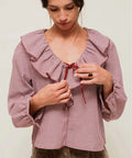Blouse daryna a carreaux vichy avec grand col froufrou plisse et lien a nouer