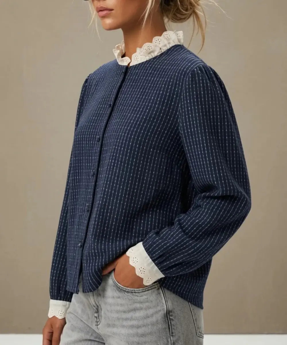 Blouse Léonie avec son col dentelle, sa coupe droite et ses détails romantiques