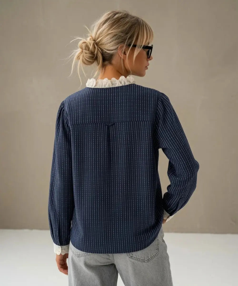 Blouse Léonie avec son col dentelle, sa coupe droite et ses détails romantiques