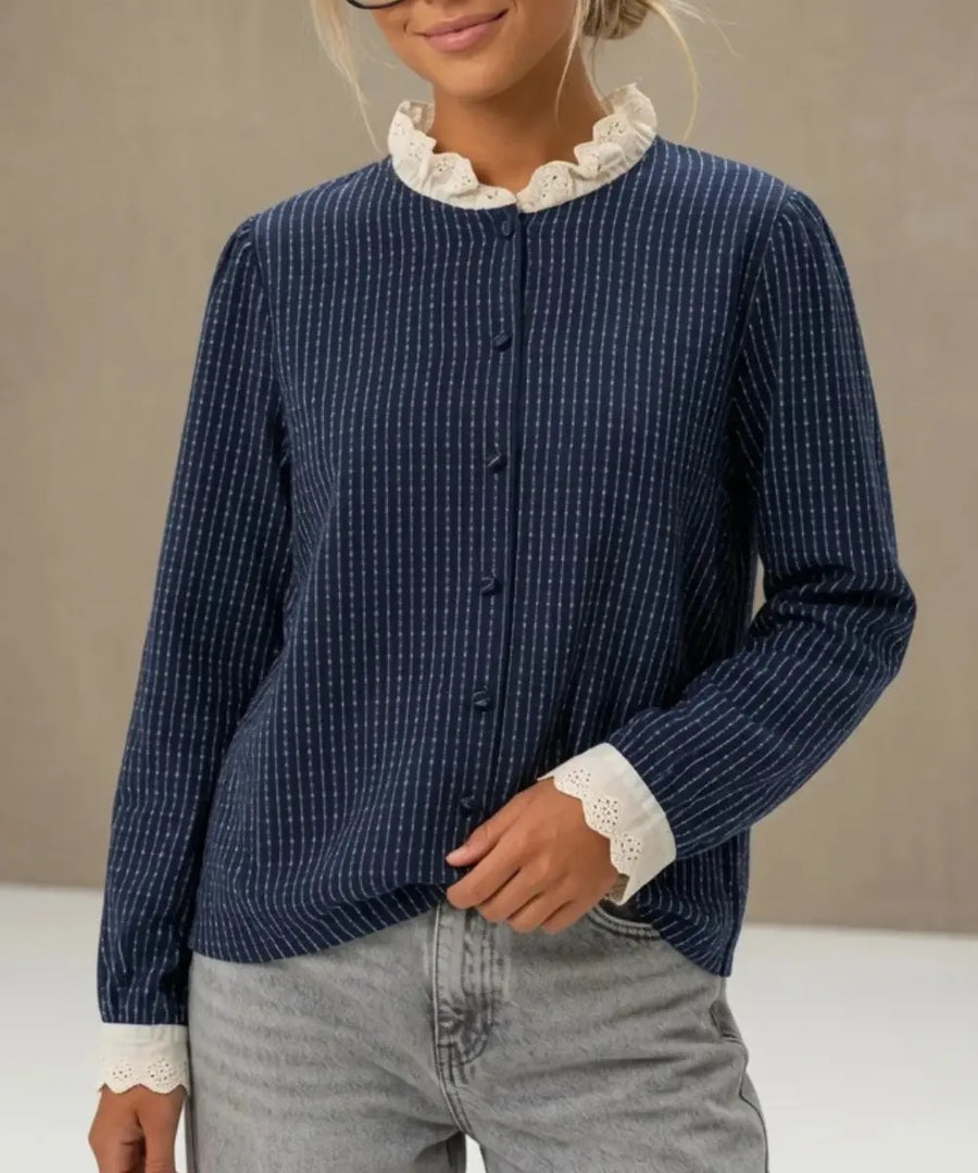 Blouse Léonie avec son col dentelle, sa coupe droite et ses détails romantiques