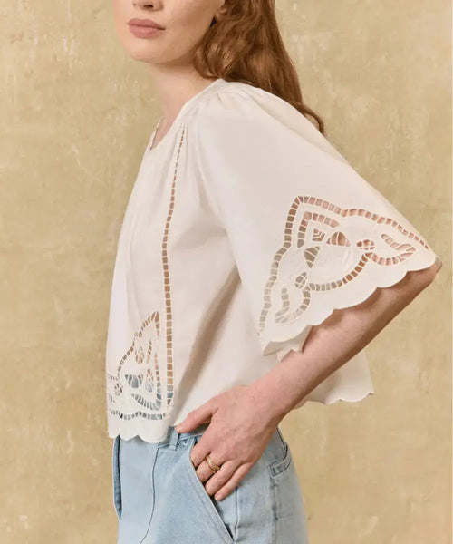 Vue de profil de la blouse en coton Louvia de Louise Misha