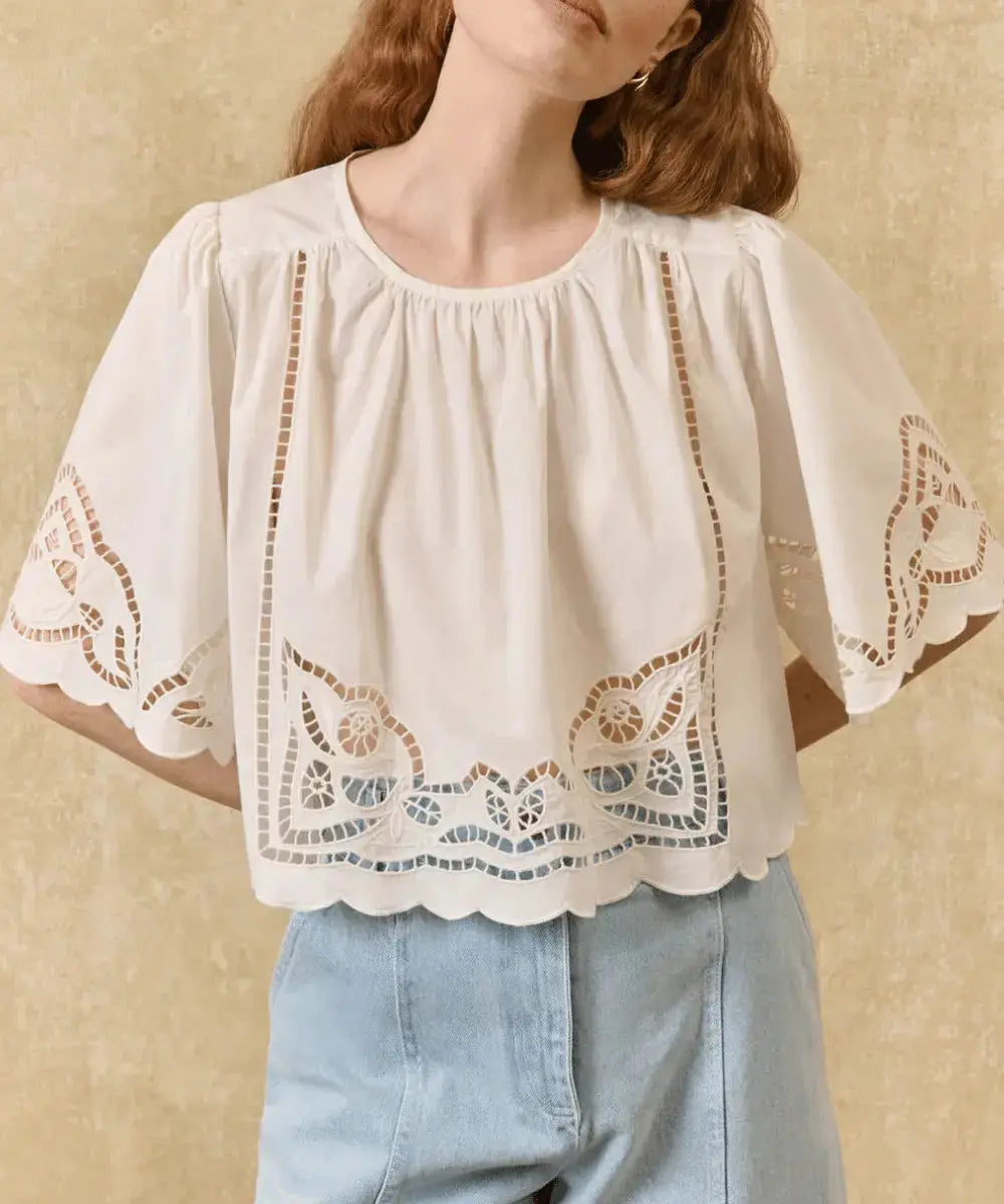 Vue de face de la blouse Louvia de Louise Misha portée avec un jean large