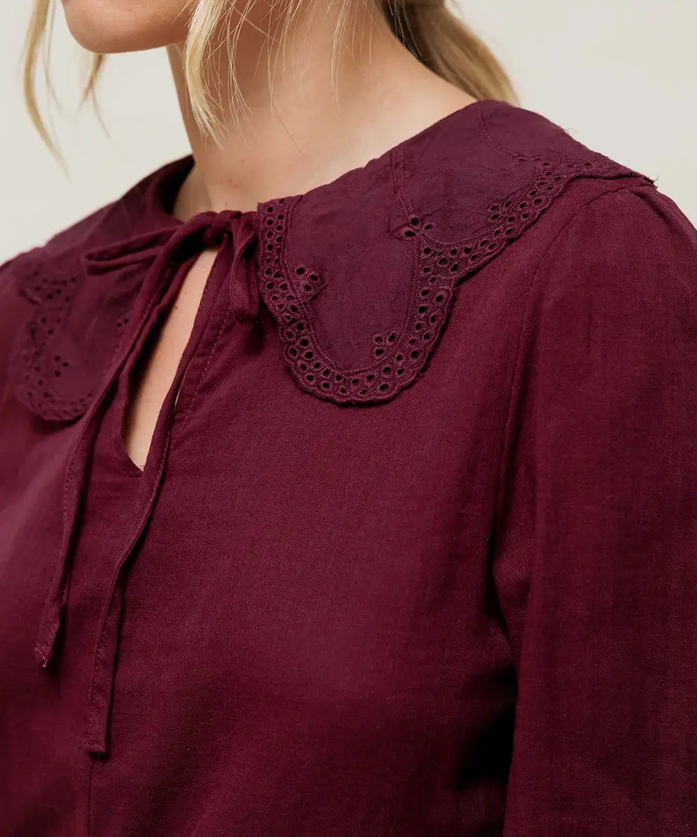 Blouse aubergine Corisande Émilie Karston avec grand col brodé rétro et festonné