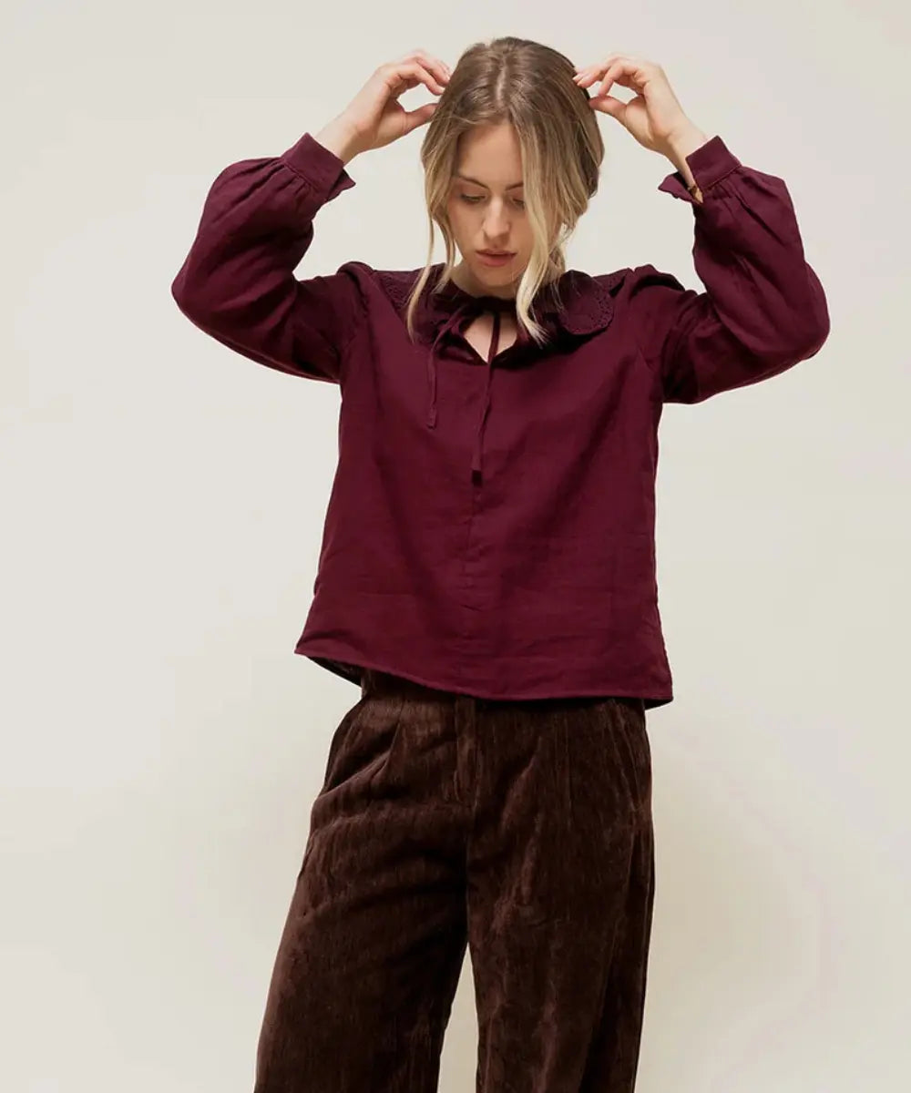 Blouse aubergine Corisande Émilie Karston avec grand col brodé rétro et festonné