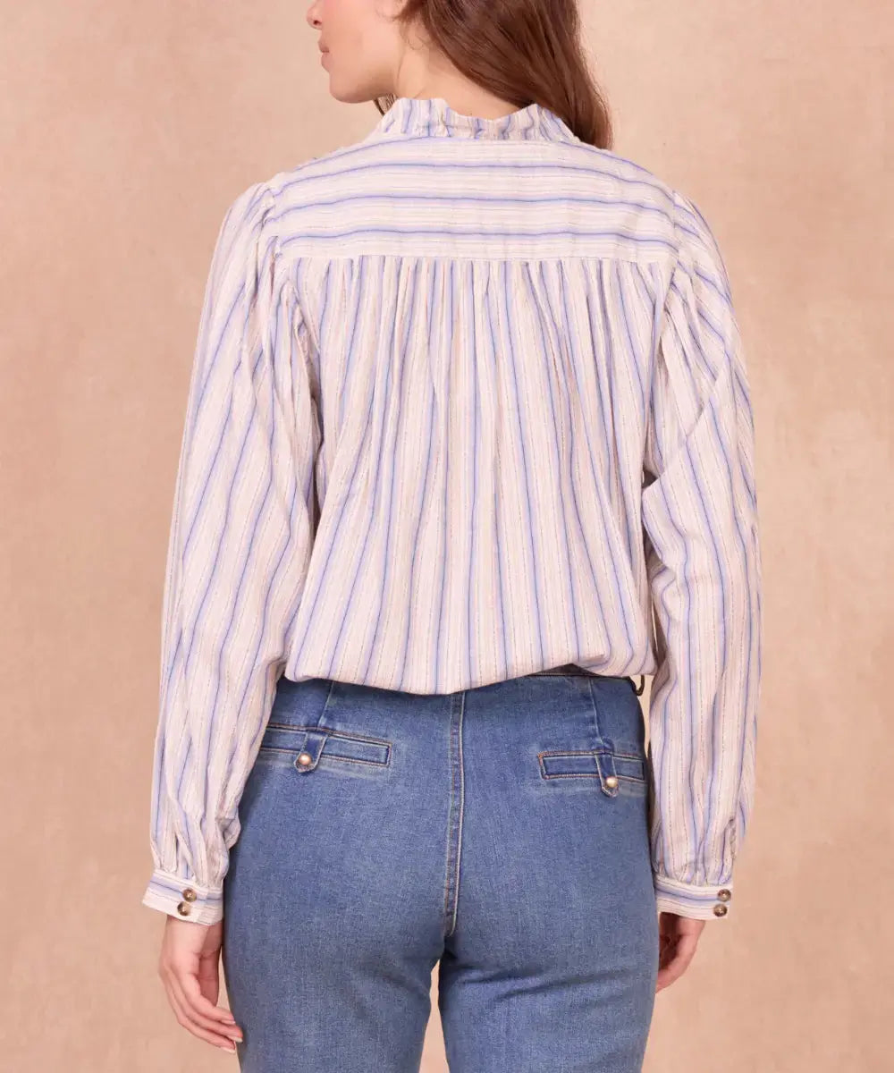 Blouse Servane à col volanté portée par une femme et vue de dos