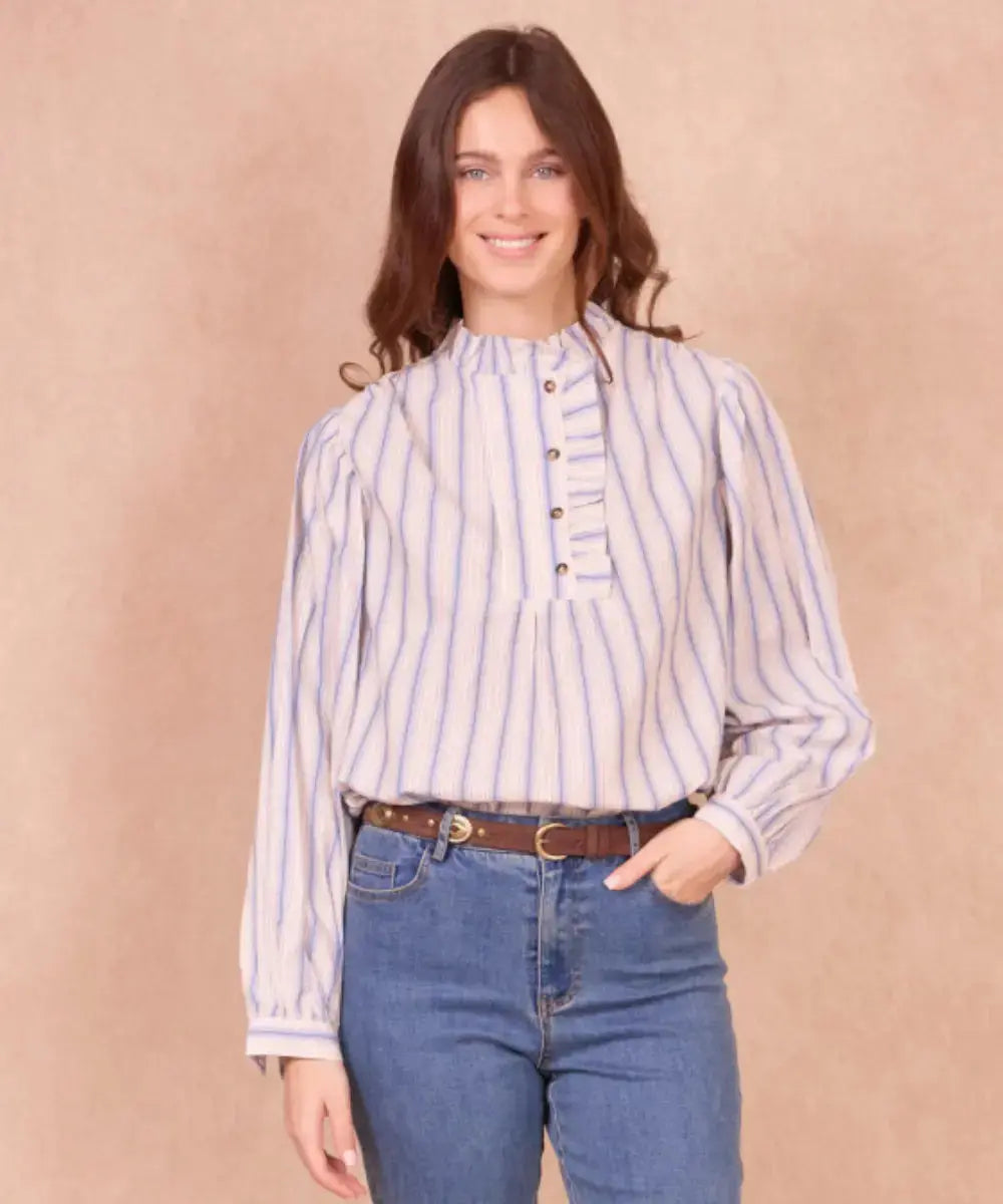 Blouse Servane à col volanté portée par une femme