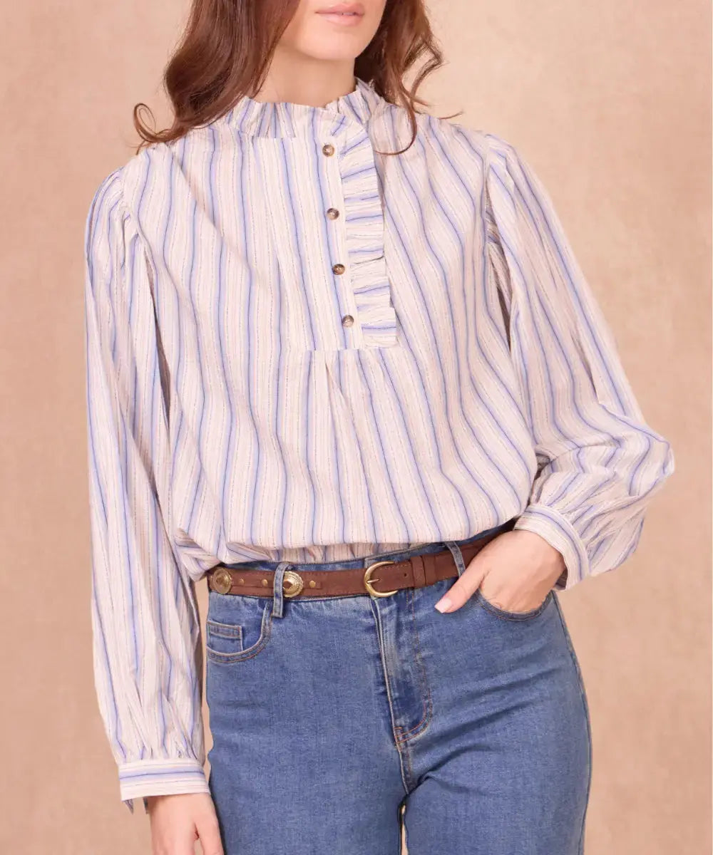 Blouse Servane à col volanté portée par une femme