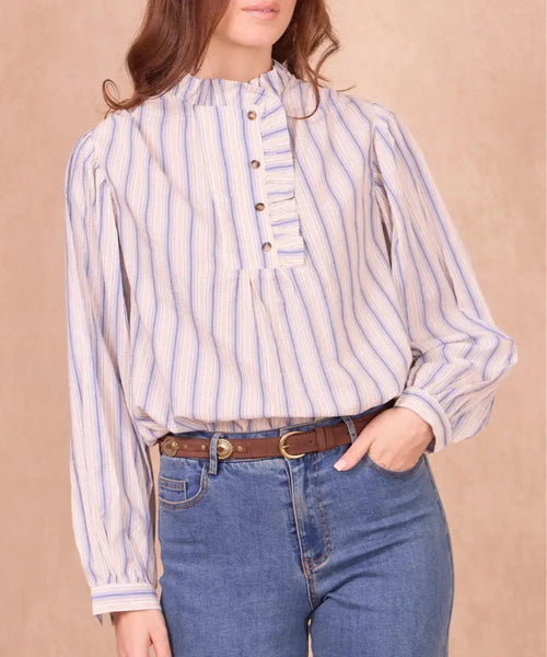 Blouse Servane à col volanté portée par une femme
