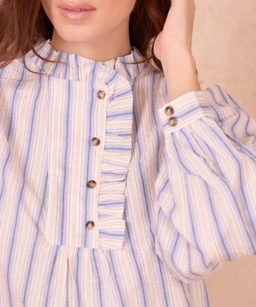 Blouse Servane à col volanté portée par une femme