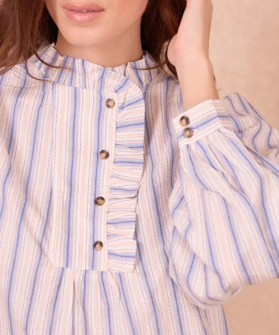 Blouse Servane à col volanté portée par une femme