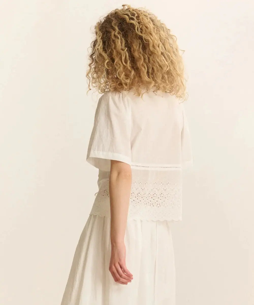 Vue du dos de la Blouse Vénus Blanche 100% coton de la marque Garance Paris