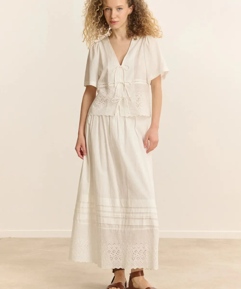 Blouse Vénus Blanche 100% coton de la marque Garance Paris portée par une femme