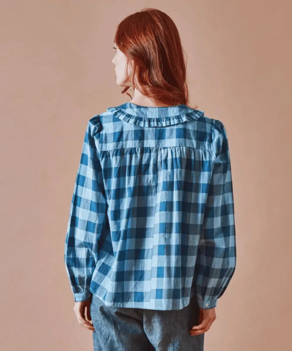 Vue du dos et porté de la blouse en coton vichy bleu de la marque Emile et Ida