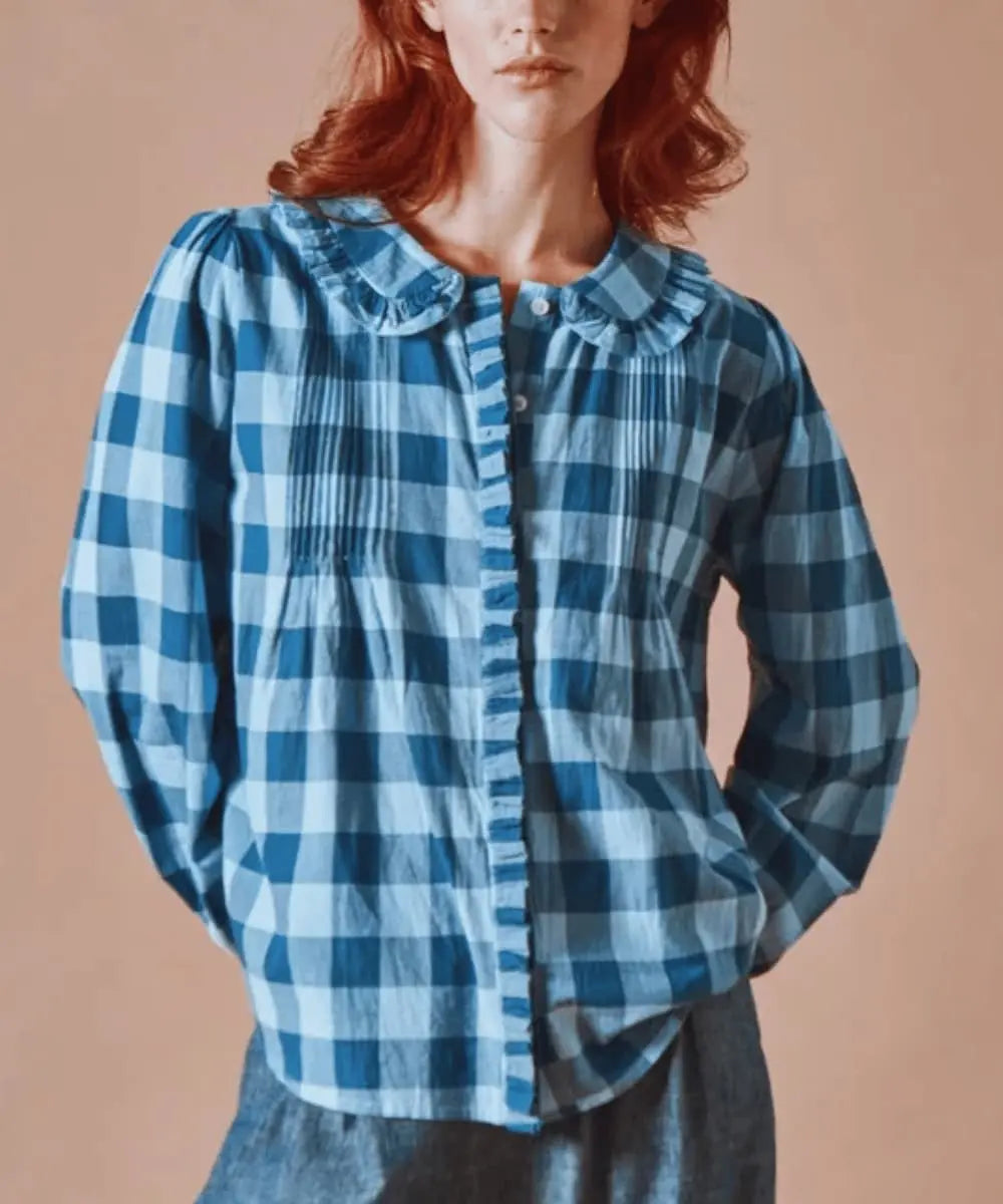 Vue de face et portée de la blouse col volanté bleu