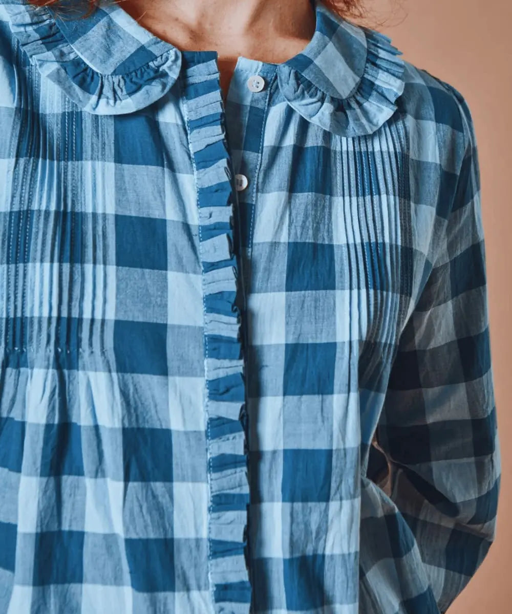 Détail du col volanté et du buste de la blouse Vichy bleu Emile et Ida